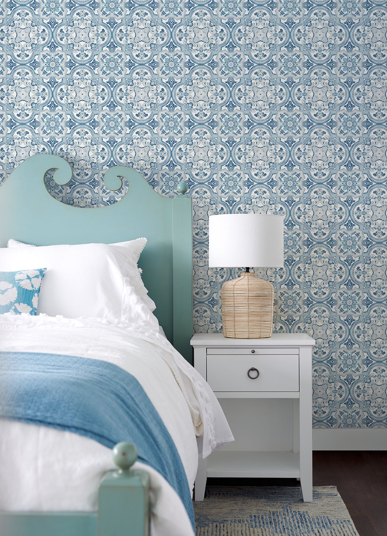 Chesapeake Concord Blue Medallion Wallpaper, 20.5-in by 33-ft